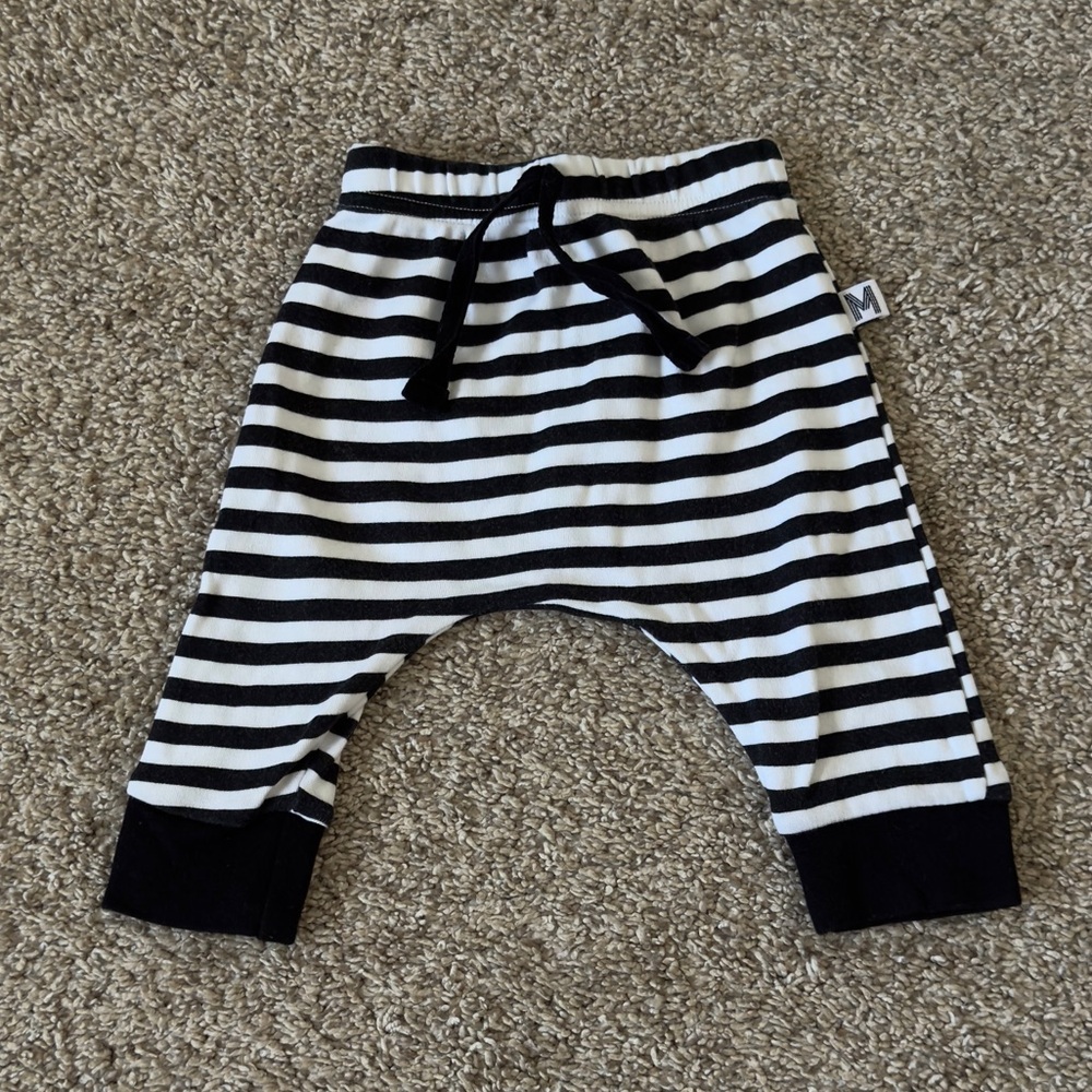 Organic cotton Striped Black and White Baby boy legging Pants size 0-6 months